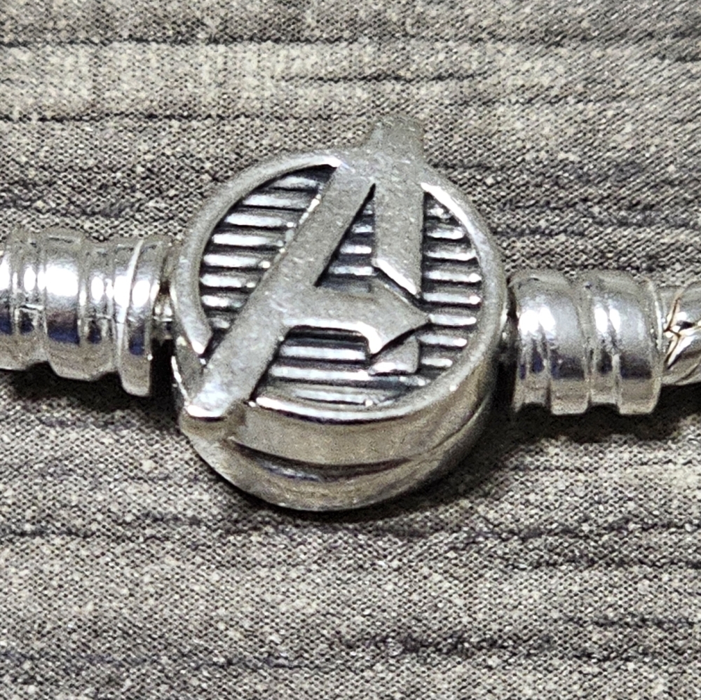 Authentic Pandora Moments Marvel The Avengers Logo Clasp Snake Chain Bracelet - Picture 4 of 6